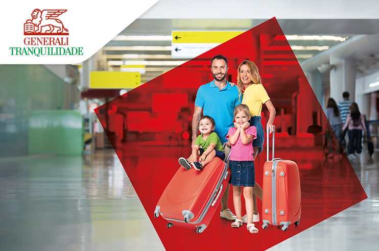 Família de 4 (pais e 2 filhos) no aeroporto com malas de viagem